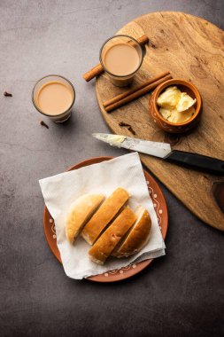 Bun-maska Tea ya da bun Maska chai kombinasyonunda yarı yarıya kesilmiş ve sağlıklı tereyağıyla dolu kuru üzümlerle süslenmiş tatlı bir çörek bulunur. Mumbai yemeği.