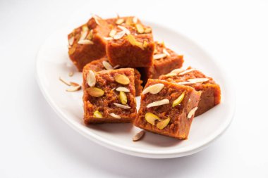 Gajar Halwa Barfi veya Havuç pudingi popüler bir Hint tatlısıdır.