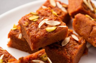 Gajar Halwa Barfi veya Havuç pudingi popüler bir Hint tatlısıdır.