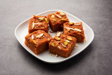 Gajar Halwa Barfi veya Havuç pudingi popüler bir Hint tatlısıdır.