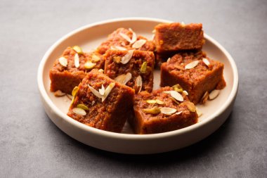 Gajar Halwa Barfi veya Havuç pudingi popüler bir Hint tatlısıdır.