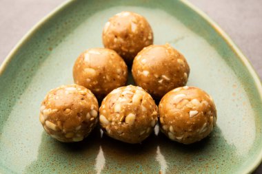 Hint fıstıklı ladoo veya mungfali veya fıstık laddo veya laddu kavrulmuş fıstık ve jaggery ile yapılır.