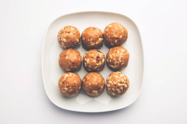 Hint fıstıklı ladoo veya mungfali veya fıstık laddo veya laddu kavrulmuş fıstık ve jaggery ile yapılır.