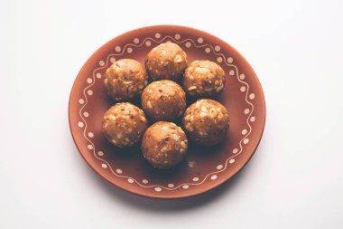 Hint fıstıklı ladoo veya mungfali veya fıstık laddo veya laddu kavrulmuş fıstık ve jaggery ile yapılır.