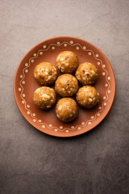 Hint fıstıklı ladoo veya mungfali veya fıstık laddo veya laddu kavrulmuş fıstık ve jaggery ile yapılır.