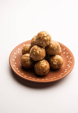 Hint fıstıklı ladoo veya mungfali veya fıstık laddo veya laddu kavrulmuş fıstık ve jaggery ile yapılır.