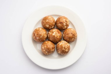 Hint fıstıklı ladoo veya mungfali veya fıstık laddo veya laddu kavrulmuş fıstık ve jaggery ile yapılır.