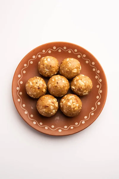 ローストピーナッツとジャガイジーを使用して作られたインドの甘いナッツラドゥーやマンゴファリやピーナッツラドゥ — ストック写真
