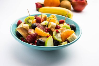 Fruit Chaat elmalar, muzlar, portakallar, üzümler ve hafif baharatlar gibi soğuk sulu meyveleri birleştirerek yapılan keskin bir Hint yemeğidir.