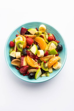 Fruit Chaat elmalar, muzlar, portakallar, üzümler ve hafif baharatlar gibi soğuk sulu meyveleri birleştirerek yapılan keskin bir Hint yemeğidir.
