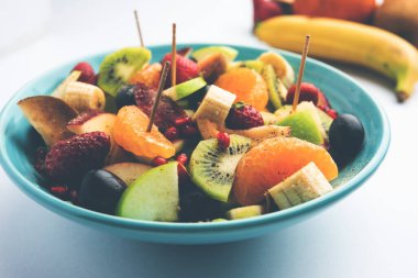 Fruit Chaat elmalar, muzlar, portakallar, üzümler ve hafif baharatlar gibi soğuk sulu meyveleri birleştirerek yapılan keskin bir Hint yemeğidir.