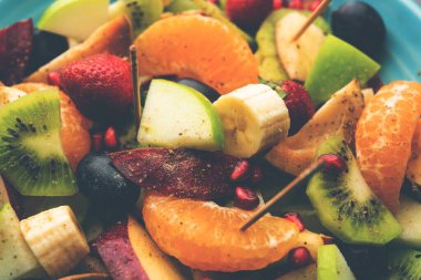 Fruit Chaat elmalar, muzlar, portakallar, üzümler ve hafif baharatlar gibi soğuk sulu meyveleri birleştirerek yapılan keskin bir Hint yemeğidir.