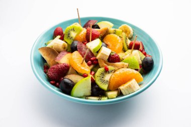 Fruit Chaat elmalar, muzlar, portakallar, üzümler ve hafif baharatlar gibi soğuk sulu meyveleri birleştirerek yapılan keskin bir Hint yemeğidir.