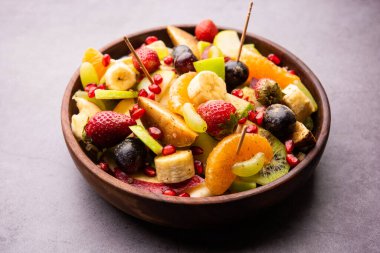 Fruit Chaat elmalar, muzlar, portakallar, üzümler ve hafif baharatlar gibi soğuk sulu meyveleri birleştirerek yapılan keskin bir Hint yemeğidir.