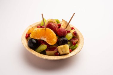 Fruit Chaat elmalar, muzlar, portakallar, üzümler ve hafif baharatlar gibi soğuk sulu meyveleri birleştirerek yapılan keskin bir Hint yemeğidir.