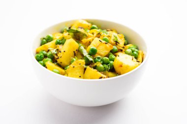 Aloo Mutter veya Matar aalu dry sabzi, Hint Patatesi ve yeşil bezelyeler baharatla kızartılmış ve kişniş yapraklarıyla süslenmiş. Roti veya chapati ile servis edilir.