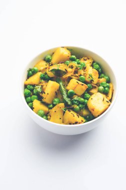 Aloo Mutter veya Matar aalu dry sabzi, Hint Patatesi ve yeşil bezelyeler baharatla kızartılmış ve kişniş yapraklarıyla süslenmiş. Roti veya chapati ile servis edilir.