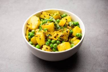 Aloo Mutter veya Matar aalu dry sabzi, Hint Patatesi ve yeşil bezelyeler baharatla kızartılmış ve kişniş yapraklarıyla süslenmiş. Roti veya chapati ile servis edilir.