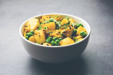 Aloo Mutter veya Matar aalu dry sabzi, Hint Patatesi ve yeşil bezelyeler baharatla kızartılmış ve kişniş yapraklarıyla süslenmiş. Roti veya chapati ile servis edilir.