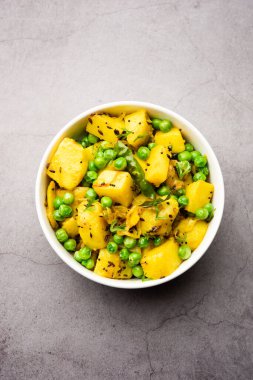 Aloo Mutter veya Matar aalu dry sabzi, Hint Patatesi ve yeşil bezelyeler baharatla kızartılmış ve kişniş yapraklarıyla süslenmiş. Roti veya chapati ile servis edilir.