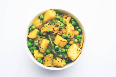 Aloo Mutter veya Matar aalu dry sabzi, Hint Patatesi ve yeşil bezelyeler baharatla kızartılmış ve kişniş yapraklarıyla süslenmiş. Roti veya chapati ile servis edilir.