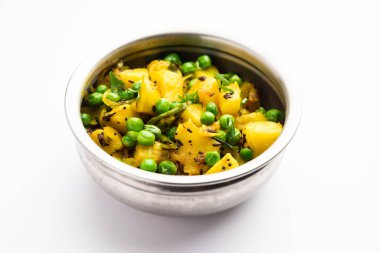 Aloo Mutter veya Matar aalu dry sabzi, Hint Patatesi ve yeşil bezelyeler baharatla kızartılmış ve kişniş yapraklarıyla süslenmiş. Roti veya chapati ile servis edilir.