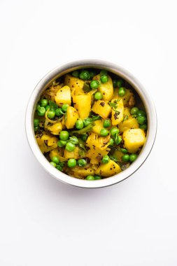 Aloo Mutter veya Matar aalu dry sabzi, Hint Patatesi ve yeşil bezelyeler baharatla kızartılmış ve kişniş yapraklarıyla süslenmiş. Roti veya chapati ile servis edilir.