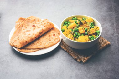 Aloo Mutter veya Matar aalu dry sabzi, Hint Patatesi ve yeşil bezelyeler baharatla kızartılmış ve kişniş yapraklarıyla süslenmiş. Roti veya chapati ile servis edilir.