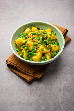 Aloo Mutter veya Matar aalu dry sabzi, Hint Patatesi ve yeşil bezelyeler baharatla kızartılmış ve kişniş yapraklarıyla süslenmiş. Roti veya chapati ile servis edilir.