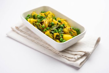 Aloo Mutter veya Matar aalu dry sabzi, Hint Patatesi ve yeşil bezelyeler baharatla kızartılmış ve kişniş yapraklarıyla süslenmiş. Roti veya chapati ile servis edilir.