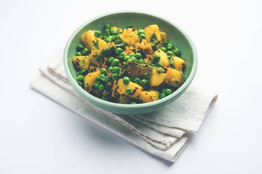 Aloo Mutter veya Matar aalu dry sabzi, Hint Patatesi ve yeşil bezelyeler baharatla kızartılmış ve kişniş yapraklarıyla süslenmiş. Roti veya chapati ile servis edilir.