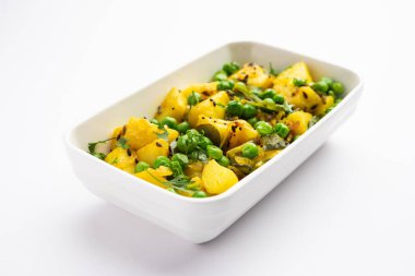 Aloo Mutter veya Matar aalu dry sabzi, Hint Patatesi ve yeşil bezelyeler baharatla kızartılmış ve kişniş yapraklarıyla süslenmiş. Roti veya chapati ile servis edilir.