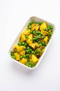 Aloo Mutter veya Matar aalu dry sabzi, Hint Patatesi ve yeşil bezelyeler baharatla kızartılmış ve kişniş yapraklarıyla süslenmiş. Roti veya chapati ile servis edilir.