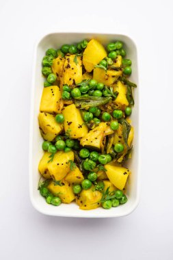 Aloo Mutter veya Matar aalu dry sabzi, Hint Patatesi ve yeşil bezelyeler baharatla kızartılmış ve kişniş yapraklarıyla süslenmiş. Roti veya chapati ile servis edilir.