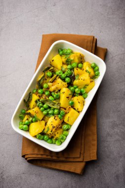 Aloo Mutter veya Matar aalu dry sabzi, Hint Patatesi ve yeşil bezelyeler baharatla kızartılmış ve kişniş yapraklarıyla süslenmiş. Roti veya chapati ile servis edilir.