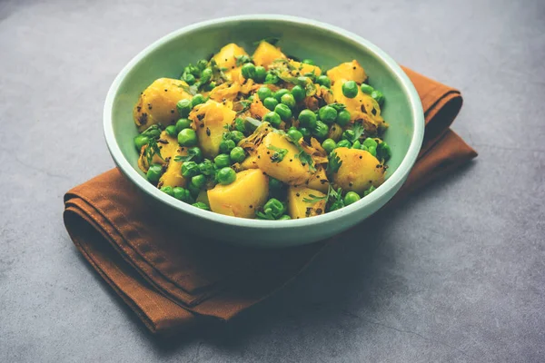 Aloo Mutter veya Matar aalu dry sabzi, Hint Patatesi ve yeşil bezelyeler baharatla kızartılmış ve kişniş yapraklarıyla süslenmiş. Roti veya chapati ile servis edilir.