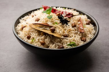 Lezzetli Baharatlı Chana Pulao veya Pulav veya pilav Basmati Rice ve nohut ile pişirilmiş baharatlı siyah veya beyaz nohut
