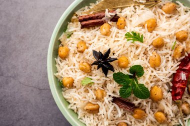Lezzetli Baharatlı Chana Pulao veya Pulav veya pilav Basmati Rice ve nohut ile pişirilmiş baharatlı siyah veya beyaz nohut