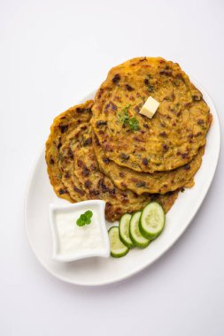 Maharashtrian Kakdi Thalipee veya Punjabi salatalık paratha, kahvaltıda taze rendelenmiş kheeradan yapılır ve yoğurt ile birlikte servis edilir.