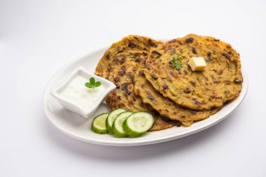 Maharashtrian Kakdi Thalipee veya Punjabi salatalık paratha, kahvaltıda taze rendelenmiş kheeradan yapılır ve yoğurt ile birlikte servis edilir.