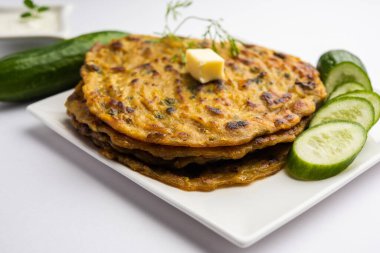 Maharashtrian Kakdi Thalipee veya Punjabi salatalık paratha, kahvaltıda taze rendelenmiş kheeradan yapılır ve yoğurt ile birlikte servis edilir.