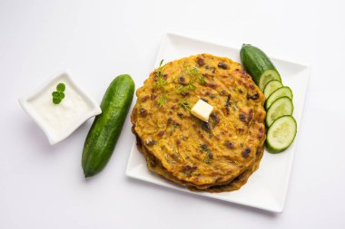Maharashtrian Kakdi Thalipee veya Punjabi salatalık paratha, kahvaltıda taze rendelenmiş kheeradan yapılır ve yoğurt ile birlikte servis edilir.