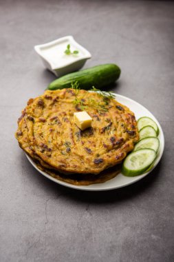 Maharashtrian Kakdi Thalipee veya Punjabi salatalık paratha, kahvaltıda taze rendelenmiş kheeradan yapılır ve yoğurt ile birlikte servis edilir.