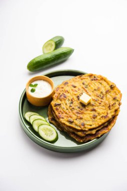 Maharashtrian Kakdi Thalipee veya Punjabi salatalık paratha, kahvaltıda taze rendelenmiş kheeradan yapılır ve yoğurt ile birlikte servis edilir.