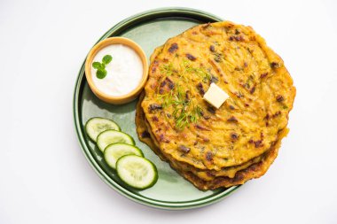 Maharashtrian Kakdi Thalipee veya Punjabi salatalık paratha, kahvaltıda taze rendelenmiş kheeradan yapılır ve yoğurt ile birlikte servis edilir.