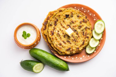Maharashtrian Kakdi Thalipee veya Punjabi salatalık paratha, kahvaltıda taze rendelenmiş kheeradan yapılır ve yoğurt ile birlikte servis edilir.