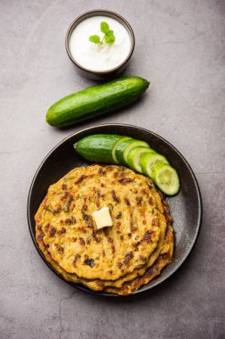 Maharashtrian Kakdi Thalipee veya Punjabi salatalık paratha, kahvaltıda taze rendelenmiş kheeradan yapılır ve yoğurt ile birlikte servis edilir.
