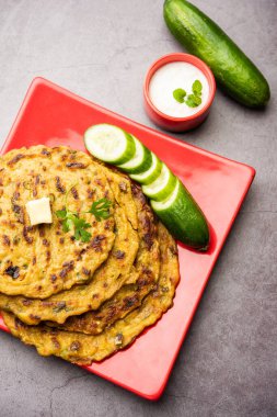 Maharashtrian Kakdi Thalipee veya Punjabi salatalık paratha, kahvaltıda taze rendelenmiş kheeradan yapılır ve yoğurt ile birlikte servis edilir.