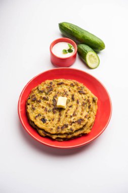 Maharashtrian Kakdi Thalipee veya Punjabi salatalık paratha, kahvaltıda taze rendelenmiş kheeradan yapılır ve yoğurt ile birlikte servis edilir.
