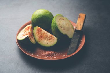 Taze kesilmiş guava ya da biraz tuz serpiştirilmiş Peru, kırmızı biber tozu.
